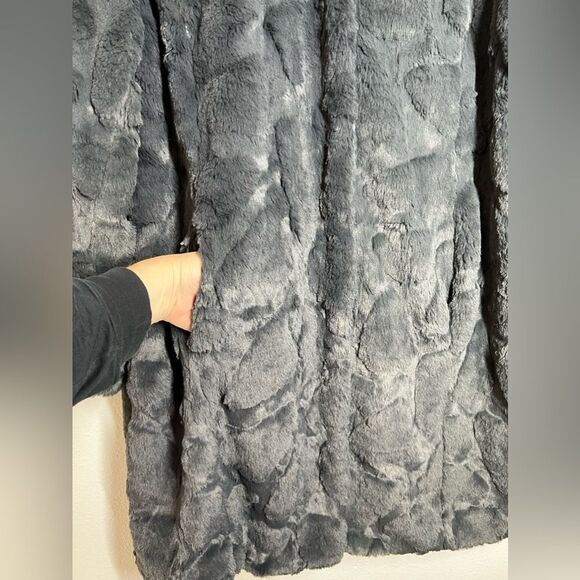 Elegant Gray Faux Fur Coat - Picture 6 of 13